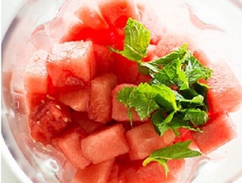 Xay hỗn hợp dưa hấu, nước cốt chanh, mật ong và lá bạc hà