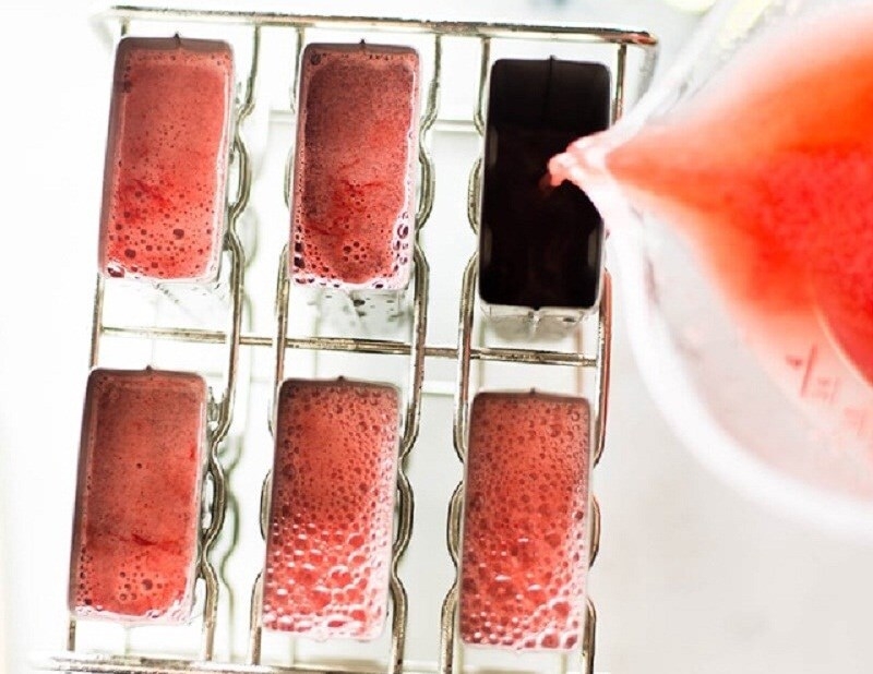 Cho nước kem vào khuôn que và cấp đông