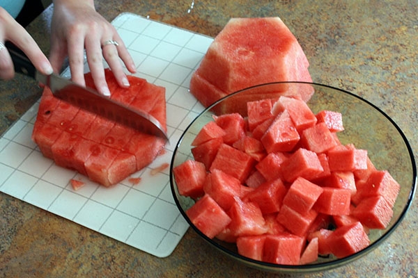 Cắt dưa hấu thành miếng nhỏ