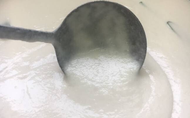 Trộn nước cốt dừa và đường