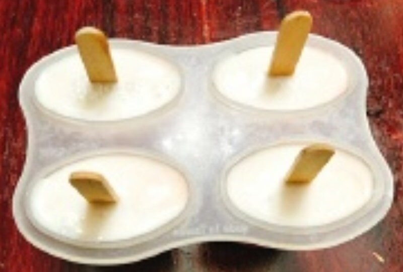 Đổ thêm nước cốt dừa vào khuôn kem dưa hấu