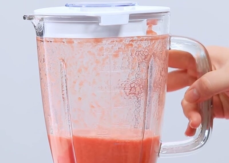 Xay nhuyễn dưa hấu, đường và chanh