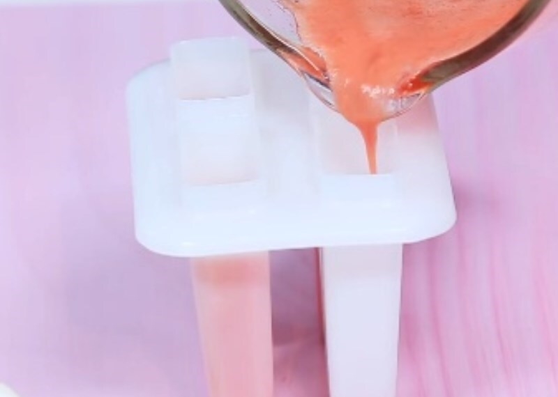 Đổ nước dưa hấu vào khuôn