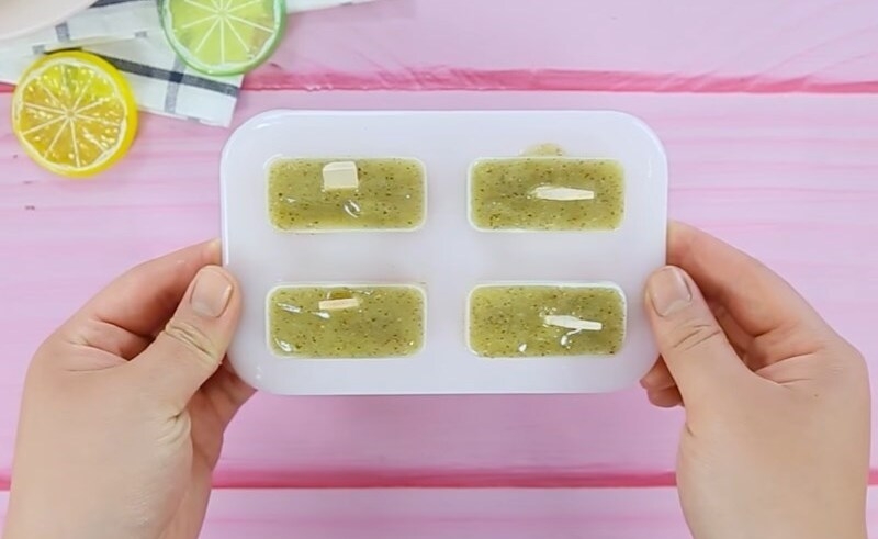 Đổ kiwi vào khuôn kem