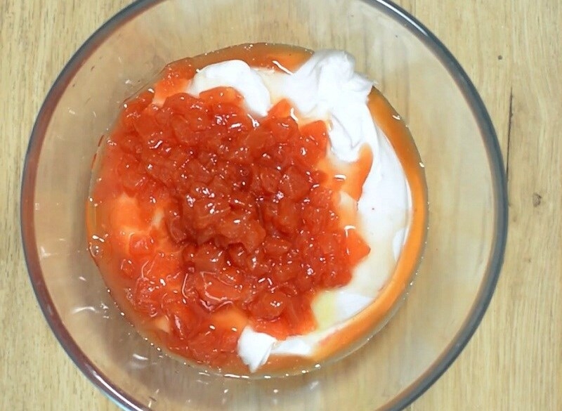 Cho sữa đặc và nước dưa hấu đã sên vào