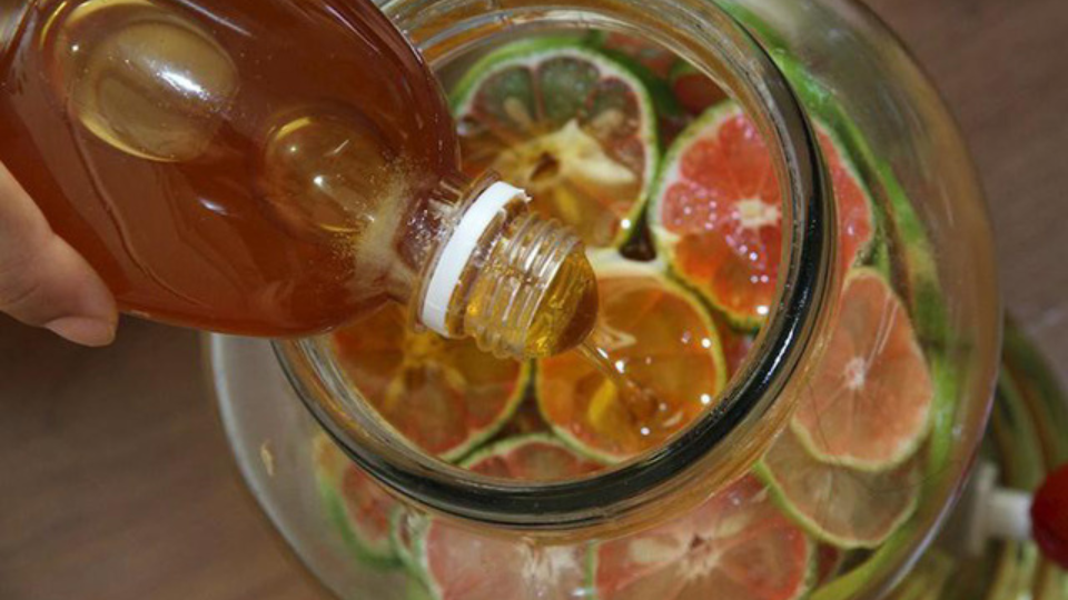 Đổ mật ong vào bình đựng