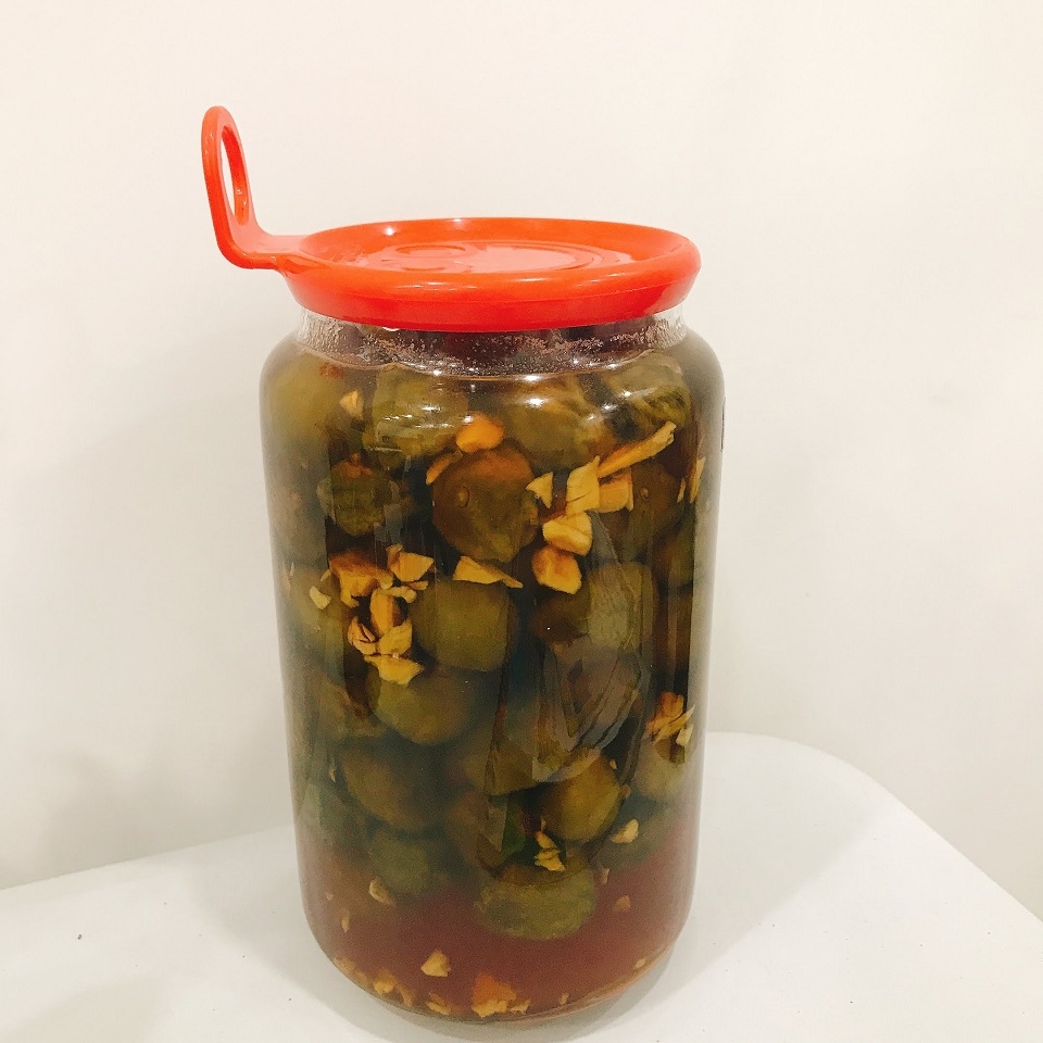 Ngâm sấu trong hũ thủy tinh