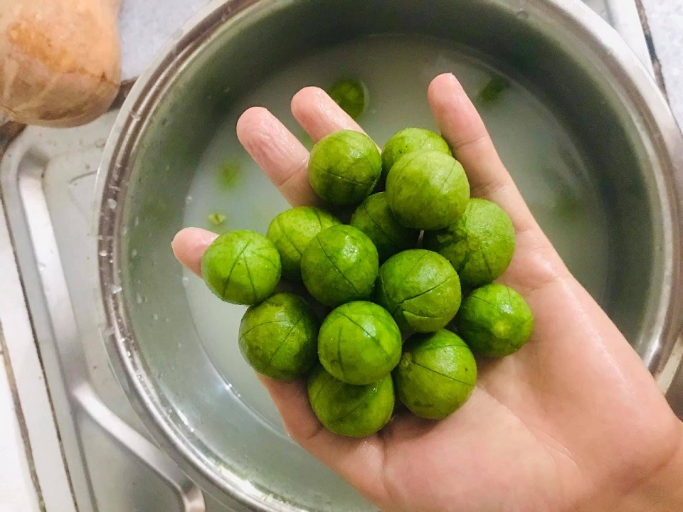 Gọt vỏ sấu và ngâm với nước muối