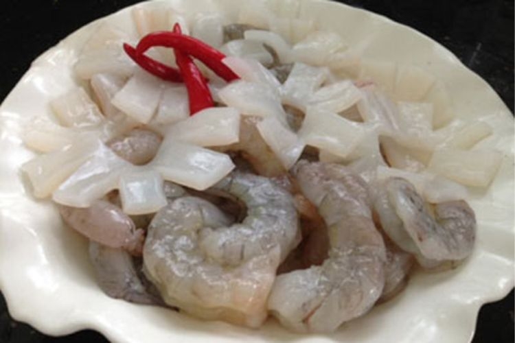Sơ chế tôm mực trước khi xào