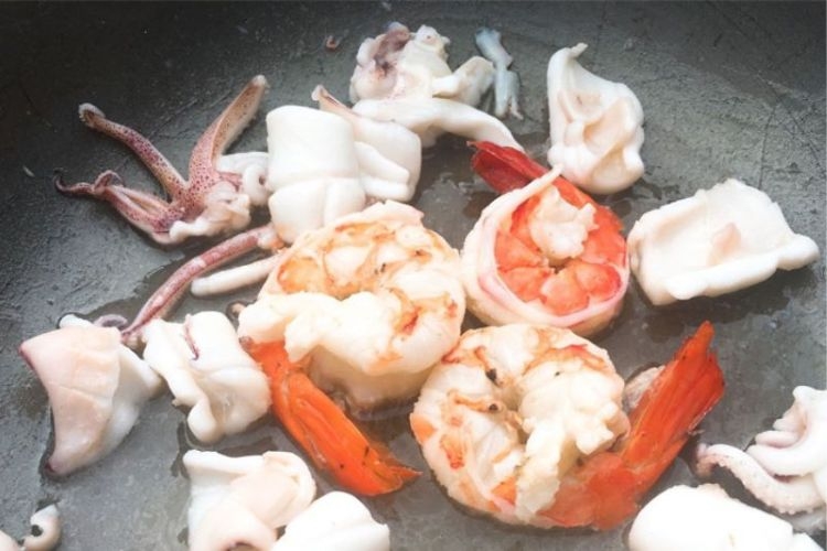 Xào tôm mực cùng với hành tím, gừng