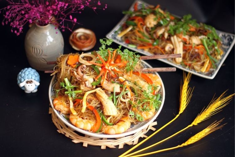Miến xào hải sản có màu sắc hấp dẫn, bắt mắt