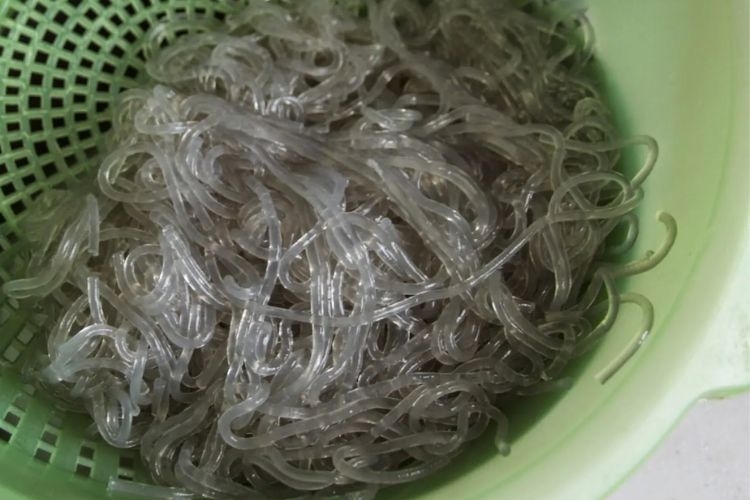 Ngâm miến trong nước lạnh 30 phút