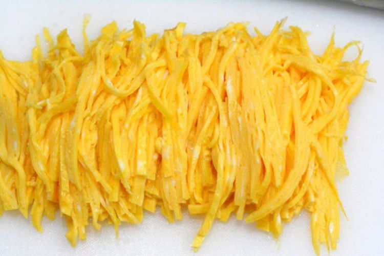 Chiên trứng rồi cắt sợi nhỏ