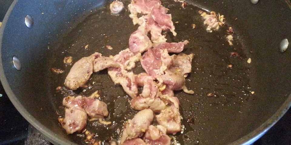 Tiếp tục xào thịt trong chảo