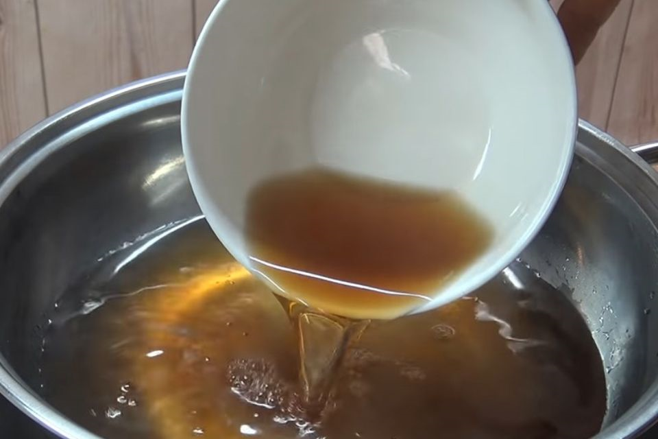 Nấu nước để ngâm xoài