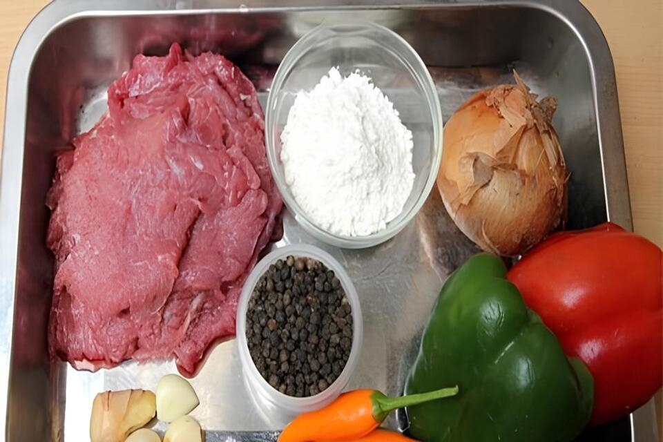 Chuẩn bị nguyên liệu cho món bò sốt tiêu đen