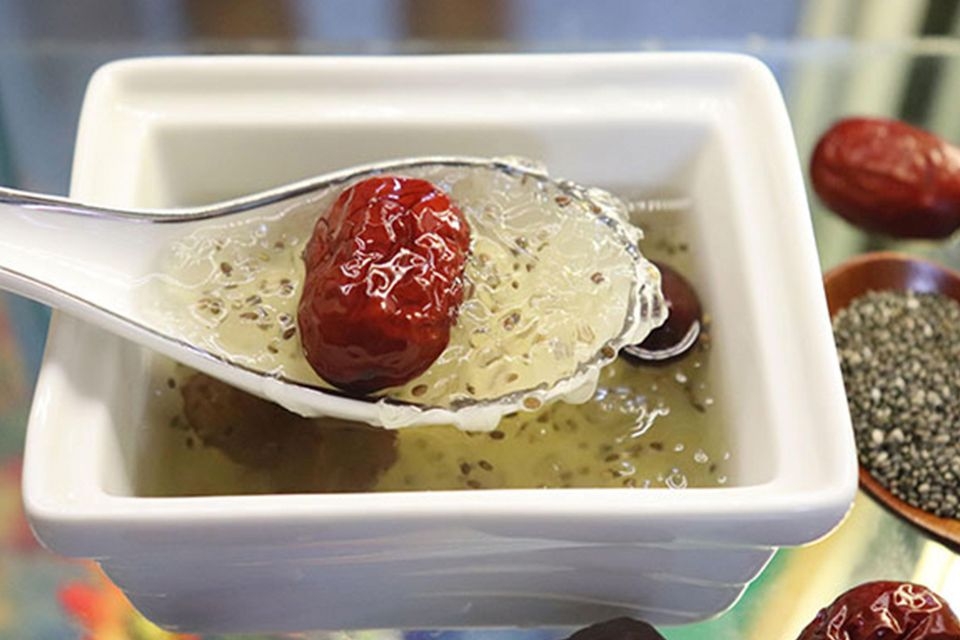 Chưng yến táo đỏ hạt chia