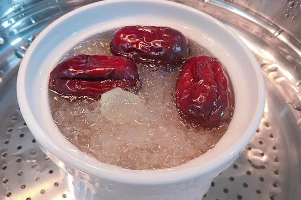 Chưng yến với táo đỏ