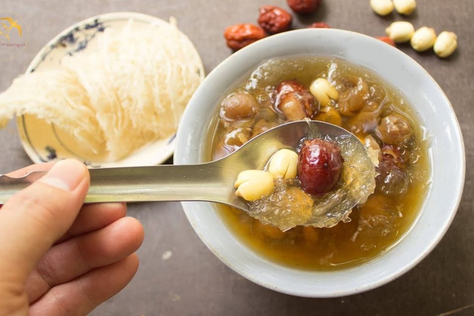 Chưng yến táo đỏ hạt sen