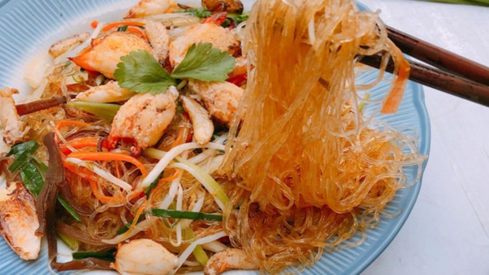 Miến xào cua là sự kết hợp hoàn hảo của sợi miến dai giòn và vị ngọt của thịt cua