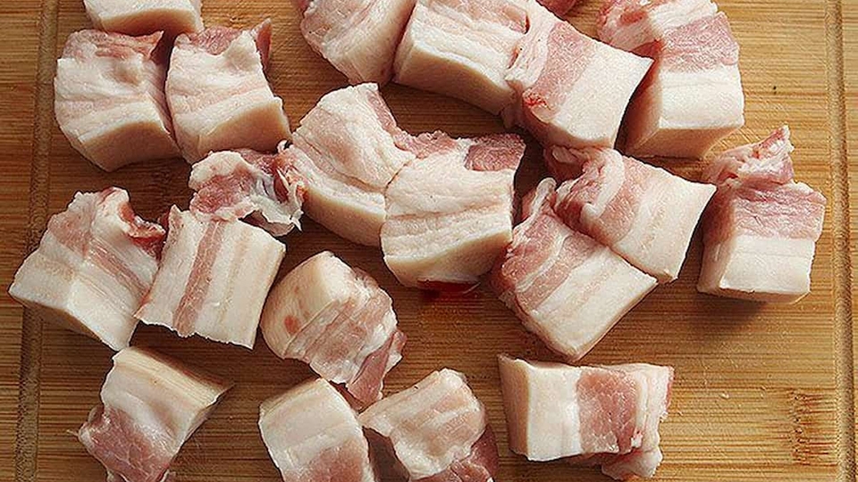 Cắt thịt thành khúc vừa ăn