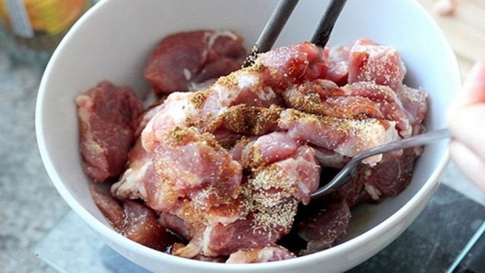 Ướp thịt 1 tiếng trước khi kho