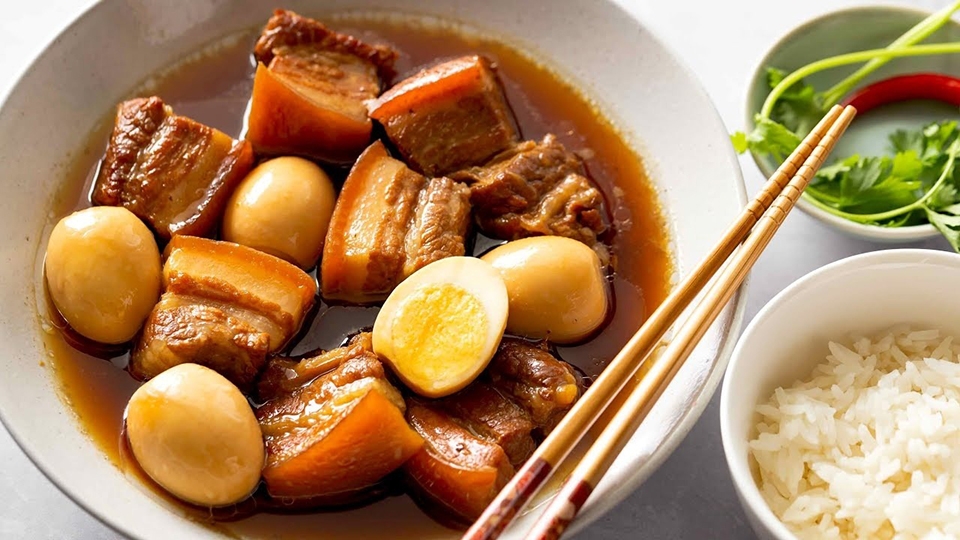 Từng miếng thịt thơm mềm kết hợp vị bùi bùi của trứng, phần nước thịt chan với cơm ăn không cũng ngon.