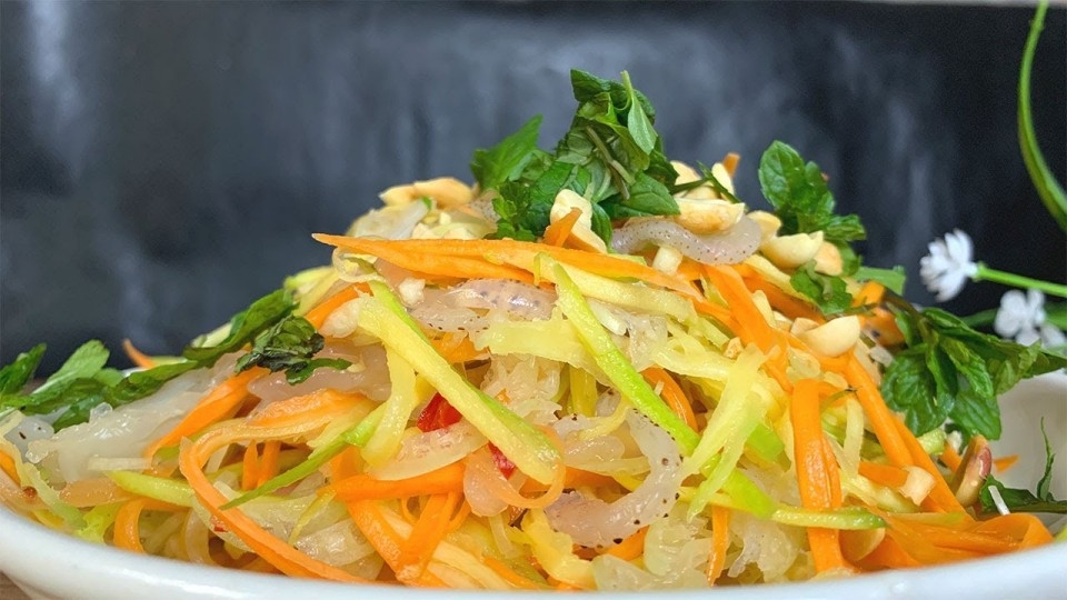 Nộm sứa xoài xanh có hương vị chua chua của xoài kích thích vị giác