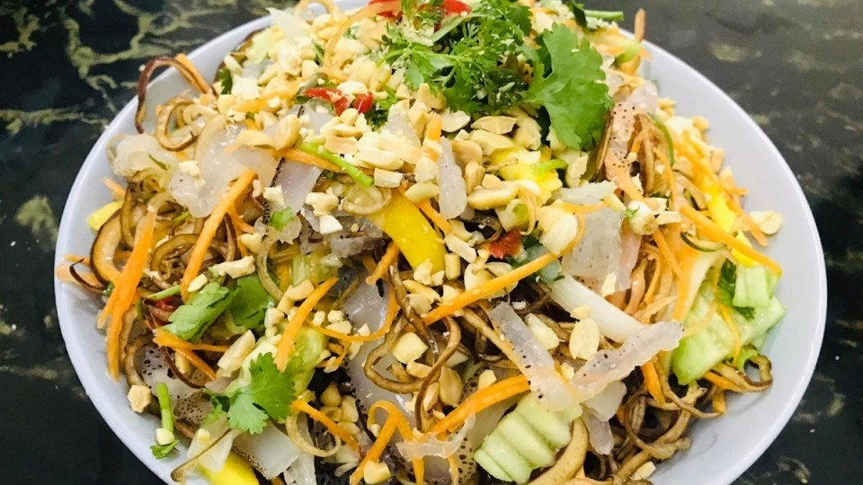 Nộm sứa hoa chuối có vị chát của hoa chuối giúp giảm cảm giác ngán