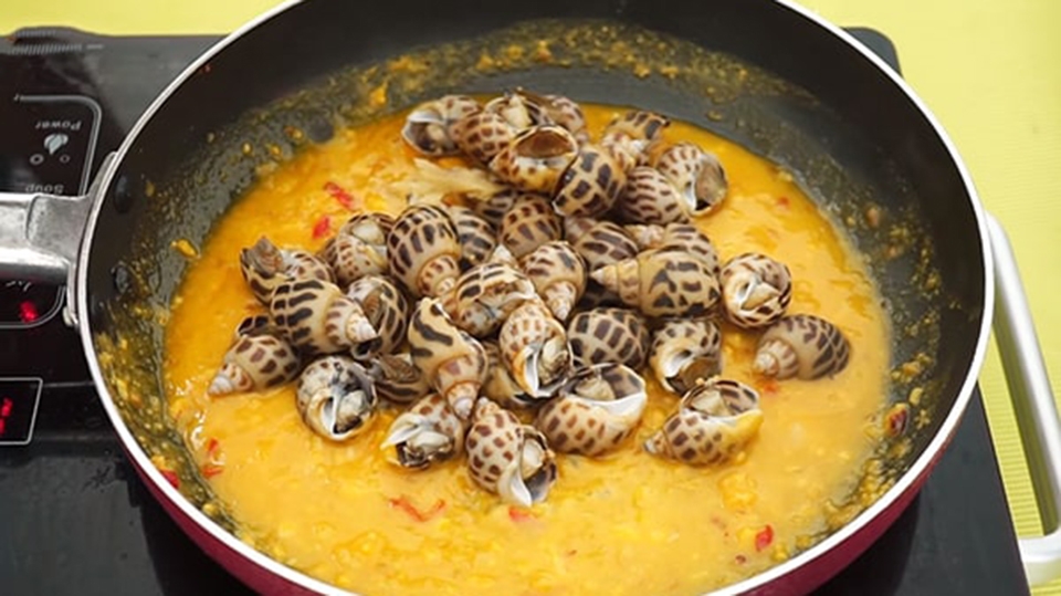 xào ốc hương với sốt trứng muối