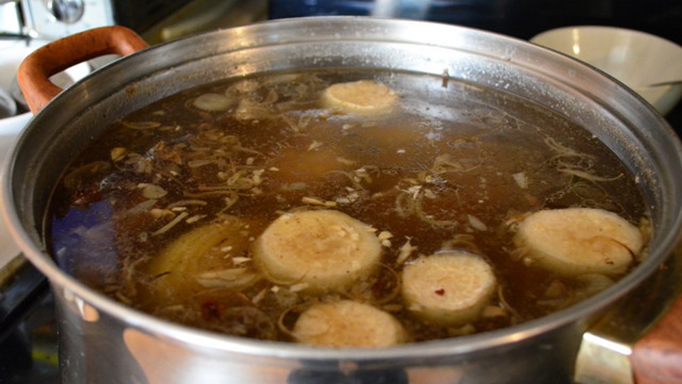 nấu nước dùng hủ tiếu