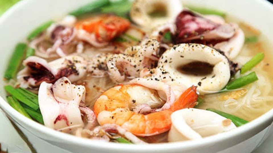 hủ tiếu mực, tôm và trứng cút