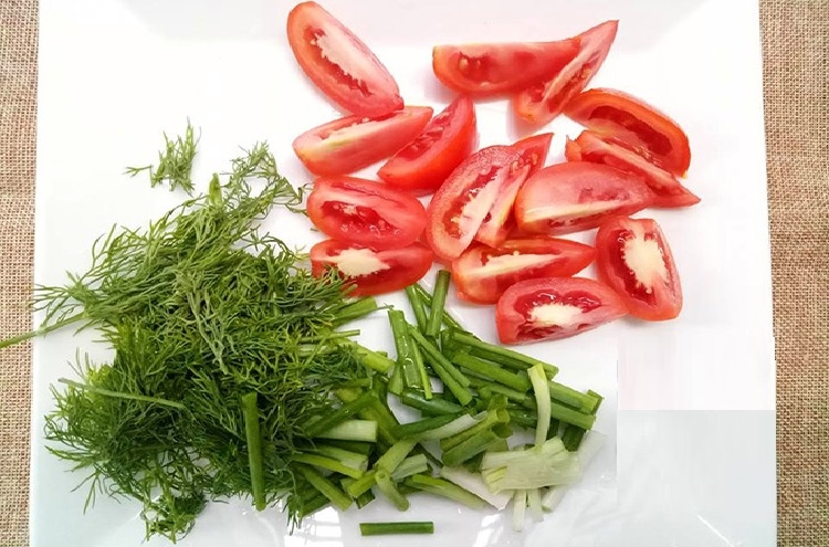 Sơ chế cà chua, hành lá, thì là
