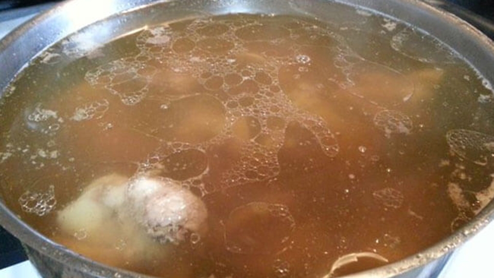 nấu nước dùng hủ tiếu gõ