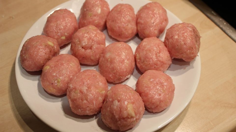 Khi tạo hình viên bò nên bóp chặt tay