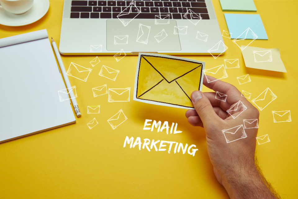 Email Marketing là sử dụng email để gửi thông điệp quảng cáo