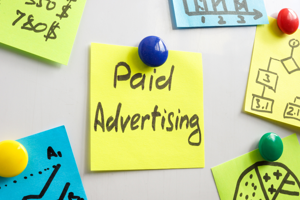 Paid Advertising là trả tiền để hiển thị quảng cáo