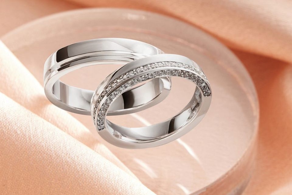 Nhẫn cưới đeo tay nào 1