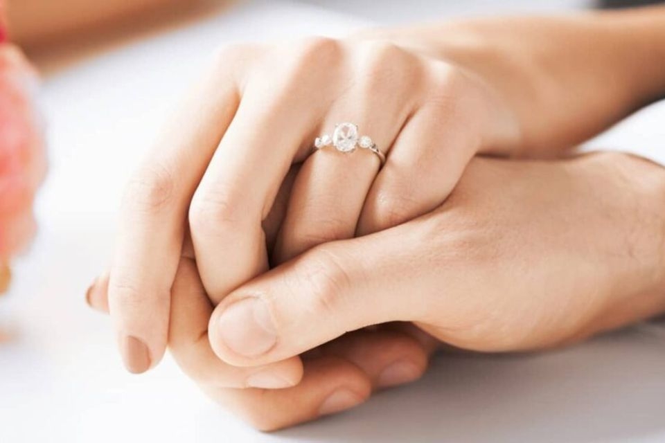 Nhẫn cưới đeo tay nào 4