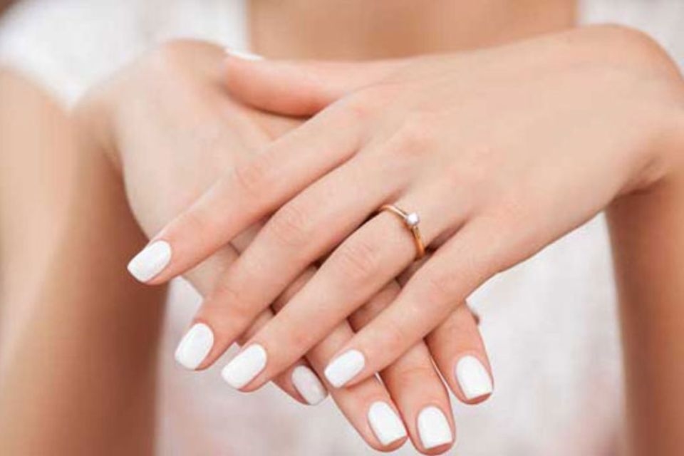 Nhẫn cưới đeo tay nào 6