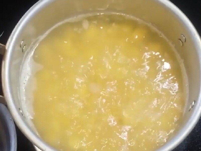 Cho bột sắn dây vào và khuấy nhẹ