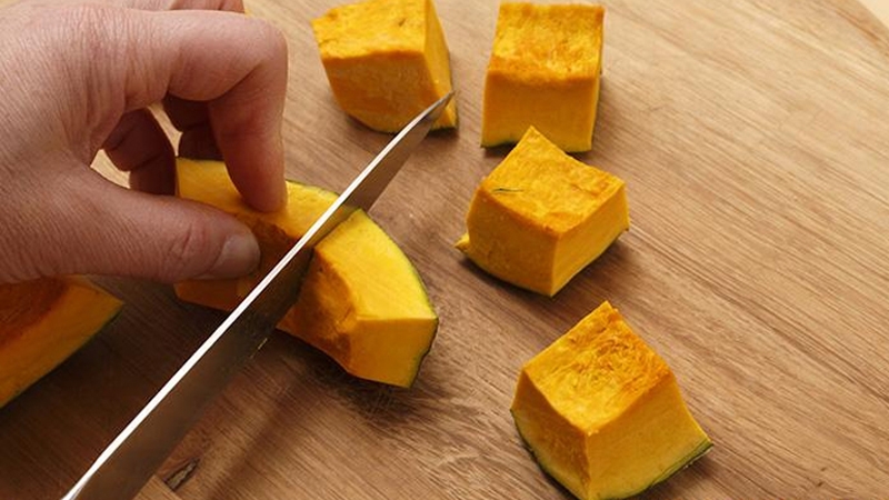 Cắt bí đỏ thành hình vuông