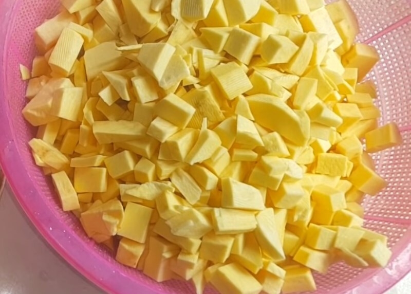 Thái khoai lang thành miếng nhỏ