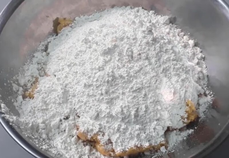 Trộn khoai lang và bột nếp