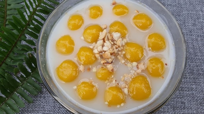 Chè khoai lang viên có màu sắc thu hút, ngọt bùi, quyện cùng nước cốt dừa béo ngậy, thật sự ngon khó cưỡng