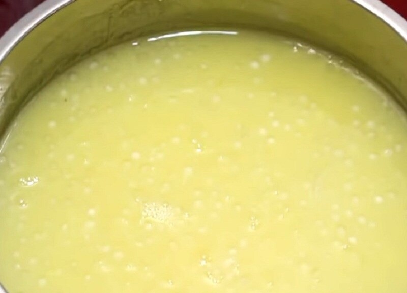 Cho bột khoai và bột báng vào nấu cùng