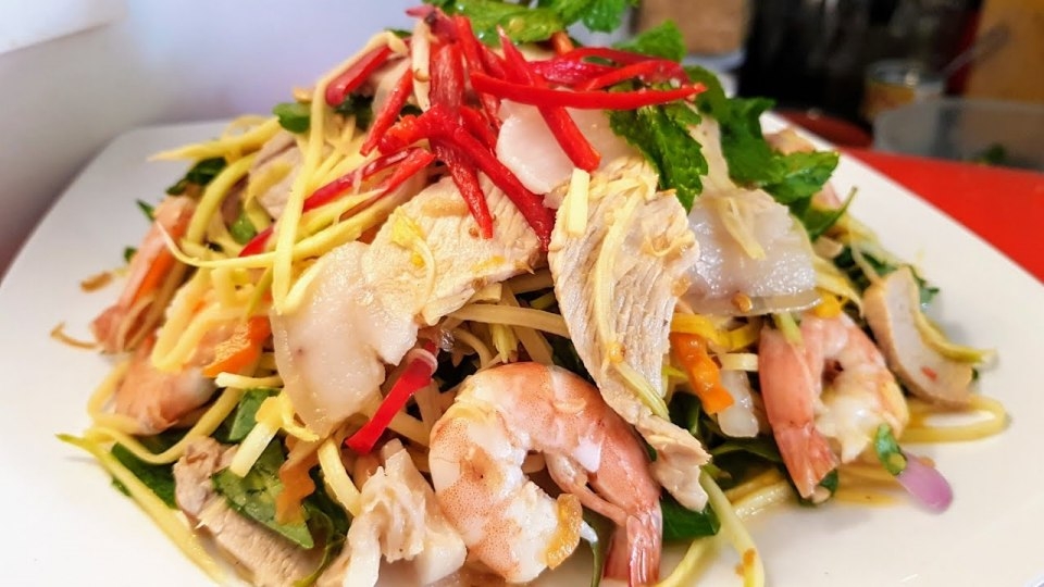 Gỏi xoài tôm thịt là món khai vị quen thuộc