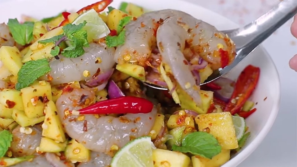 Gỏi xoài tôm sống chua cay kiểu Thái khiến người ăn hít hà