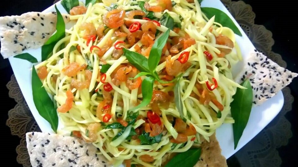 Gỏi xoài tôm khô là món khai vị phù hợp cho những bữa cơm