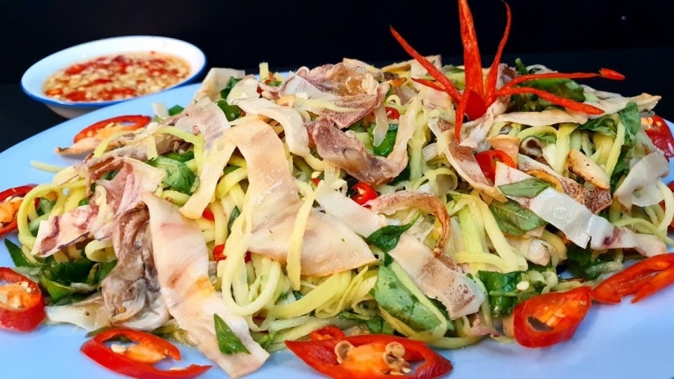 Gỏi xoài khô mực là một món nhậu nhiều người yêu thích